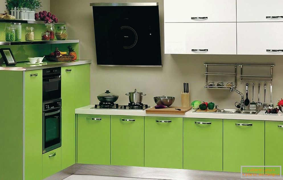 Кујна во светло зелена боја