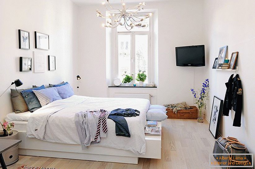 Мала спална соба во бела боја