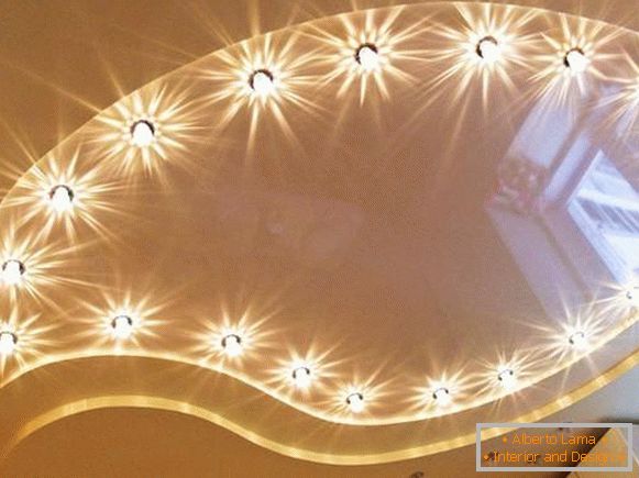 сјајни таванот во внатрешноста на станот