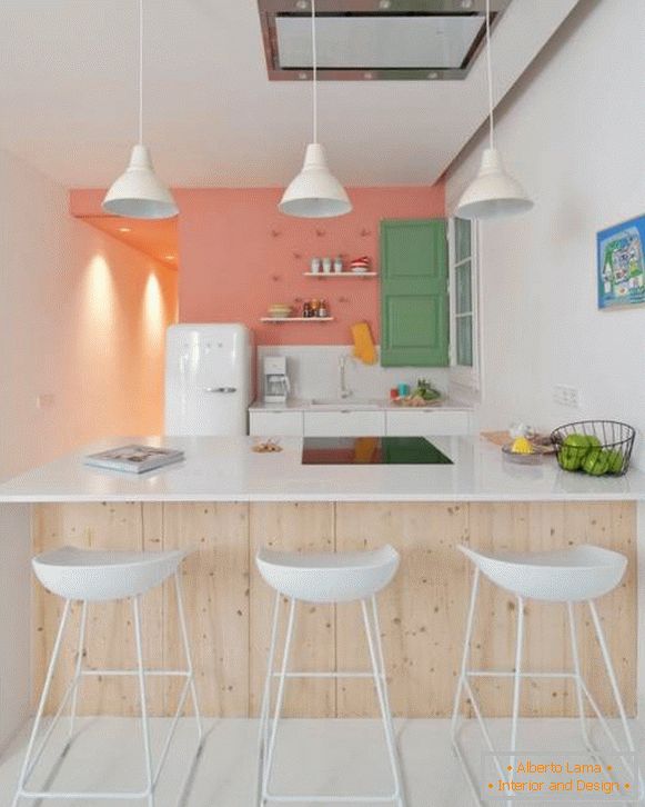 Внатрешност на мала кујна во комбинација со стан за дневна соба