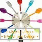 Часовник со лажички и вилици во боја