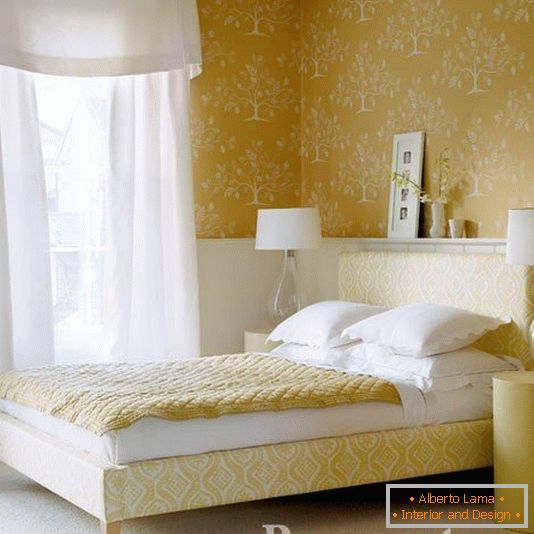 Спална соба со жолта позадина
