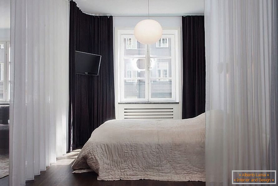 Кревет со завеса во еднособен стан од 36 квадратни метри