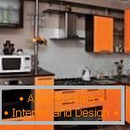 Стилски кујна во црна и портокалова боја
