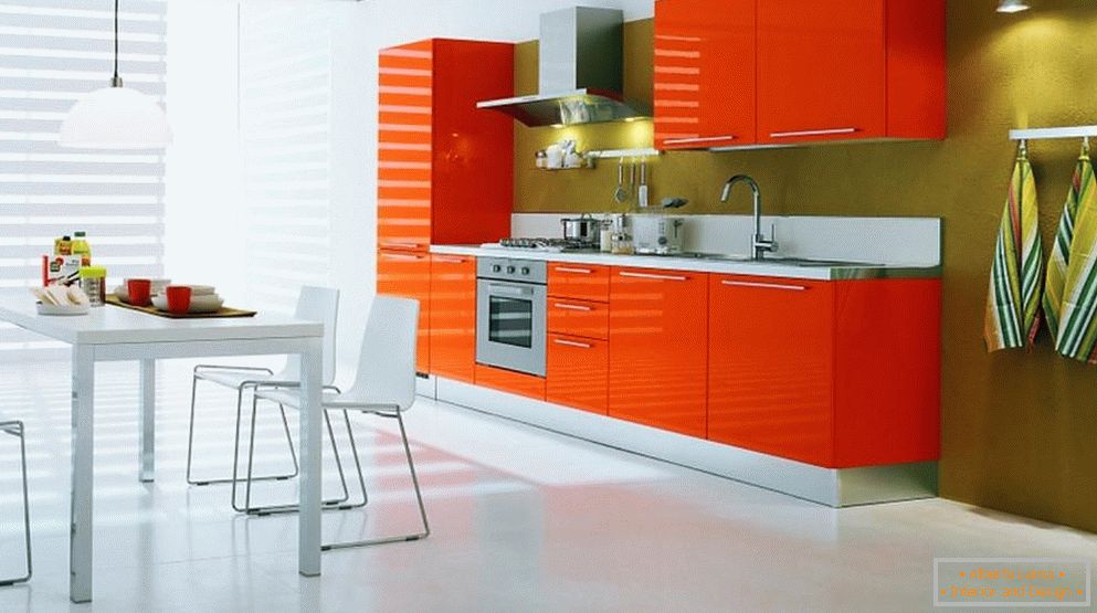 Бел кат и портокалово мебел во кујната