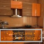 Дрвени портокал мебел во кујната