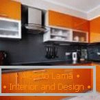 Рамен црна престилка во портокаловата кујна