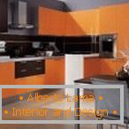 Комбинацијата на портокалова и сива боја во кујната