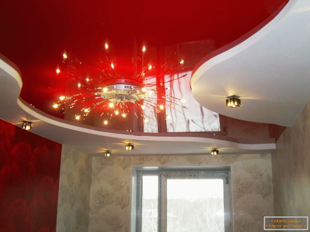 Црвена боја во таванот дизајн