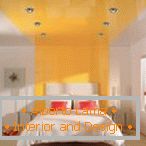 Бела спална соба со портокалова лента