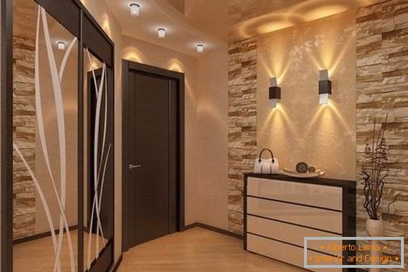 Шик дизајн на мал ходник во приватна куќа во стил на луксуз