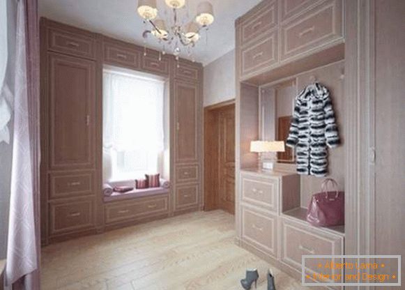 Дизајн на голем ходник во приватна куќа со вградени гардероби