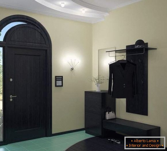 Црн мебел во модерен ходникот дизајн во приватна куќа