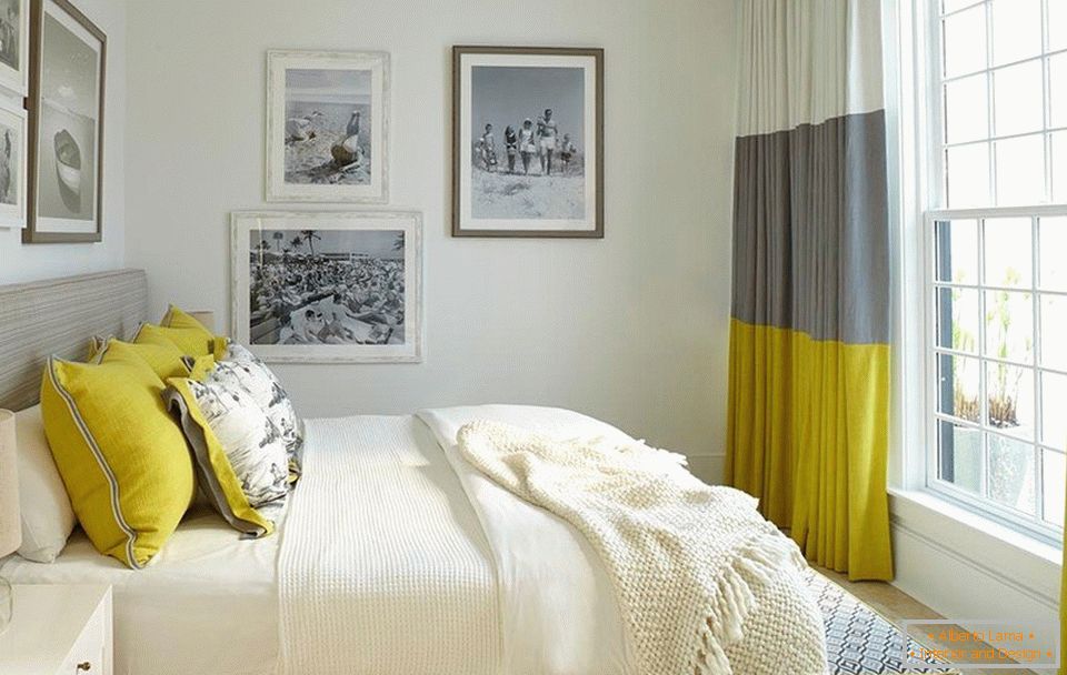 Завеси во внатрешноста на спалната соба во комбинација со бела сива боја и сенф