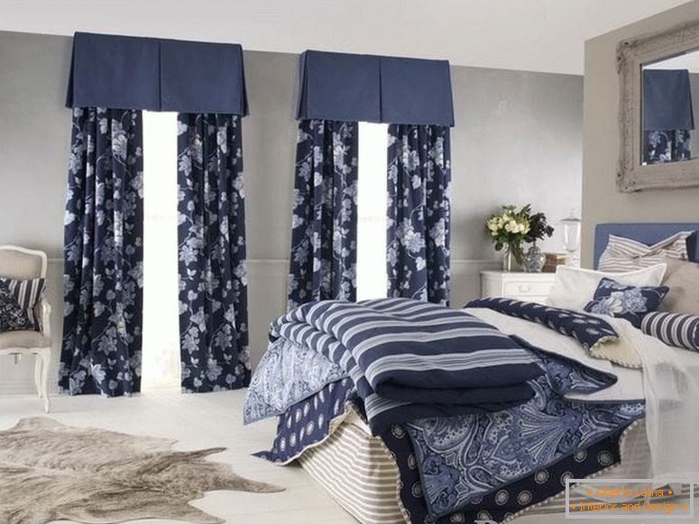 Комбинацијата на бојата на завеси и текстил во спалната соба