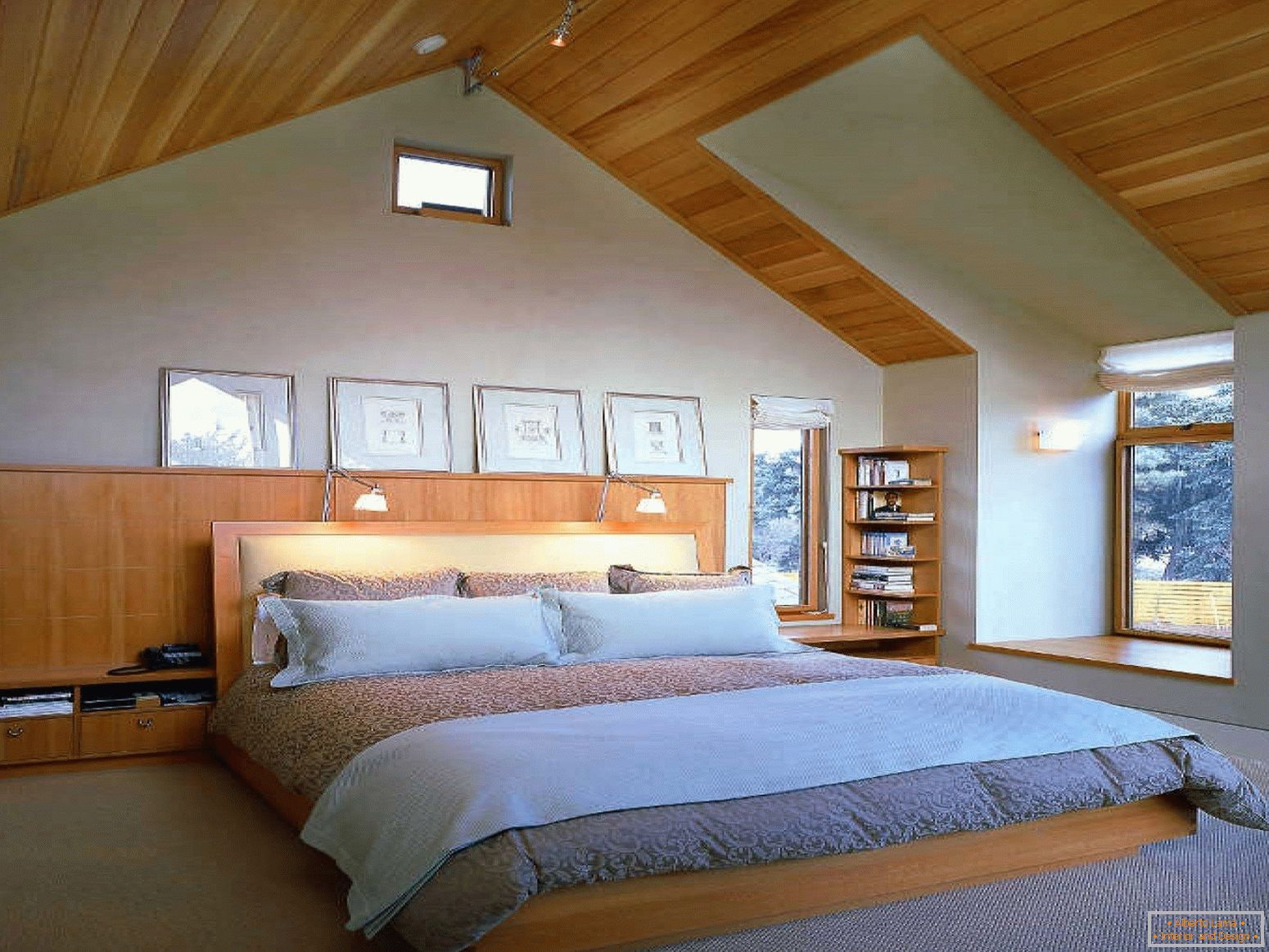 Спална соба дизајн на таванот с высокими стенами