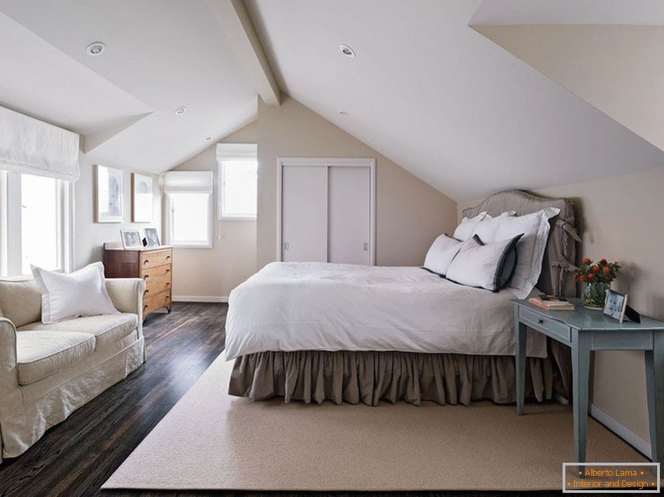 Спална соба на таванот со прозорци