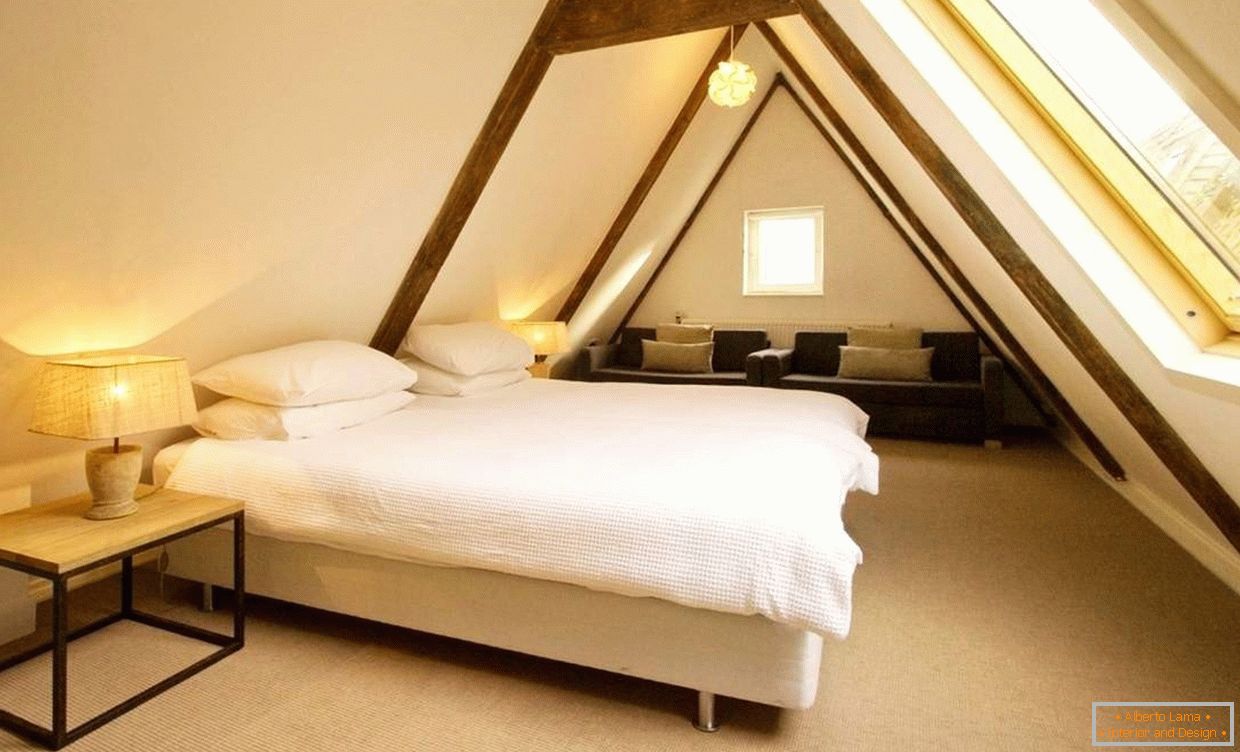 Тесна спална соба во таванот кат