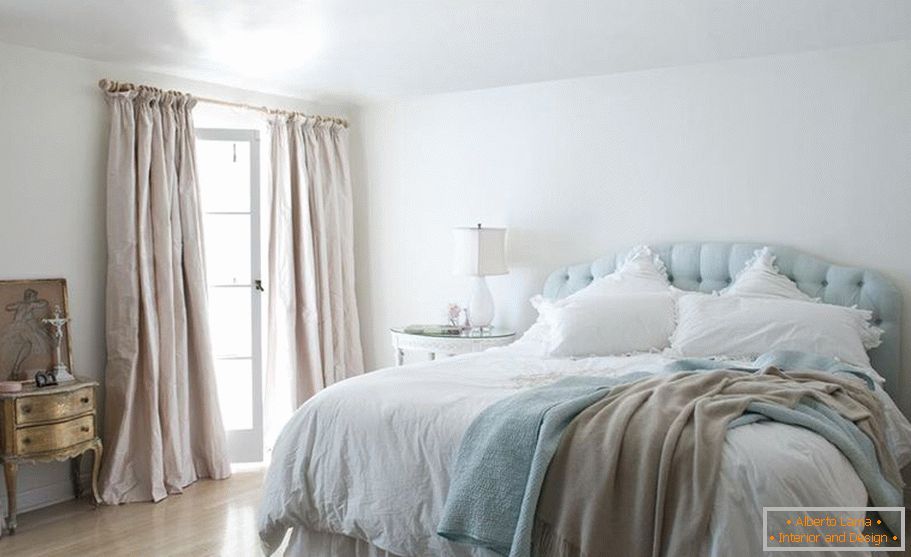 Светла спална соба со висок кревет