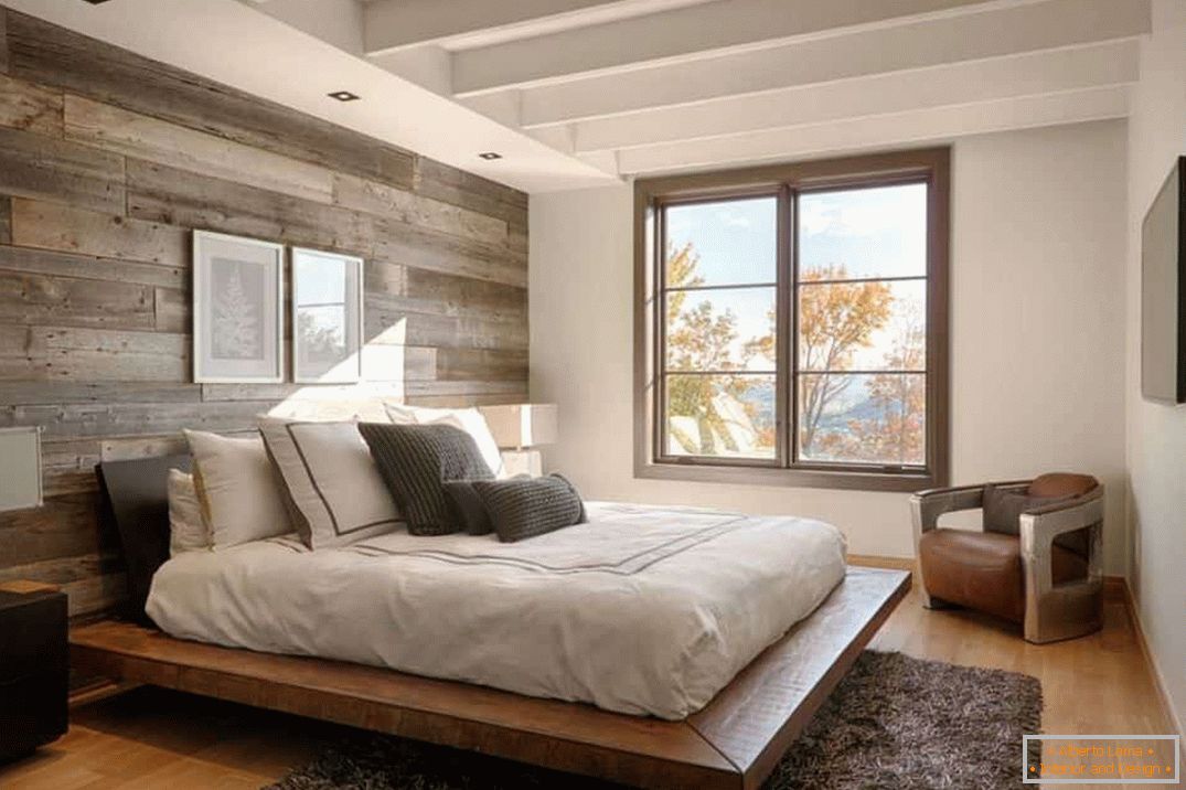 Спална соба дизајн 4-4 со подиумот и прозорецот