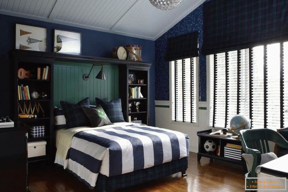 Голема спална соба за момче во сини тонови