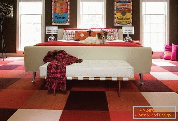 Светла спална соба во стилот на 60-те