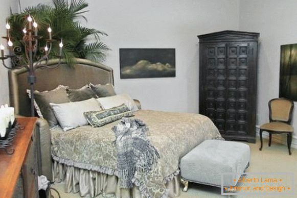 Антички стил во дизајнот на мала спална соба