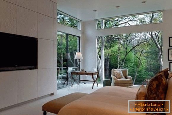 Еко-пријателски стил на спална соба со големи прозорци