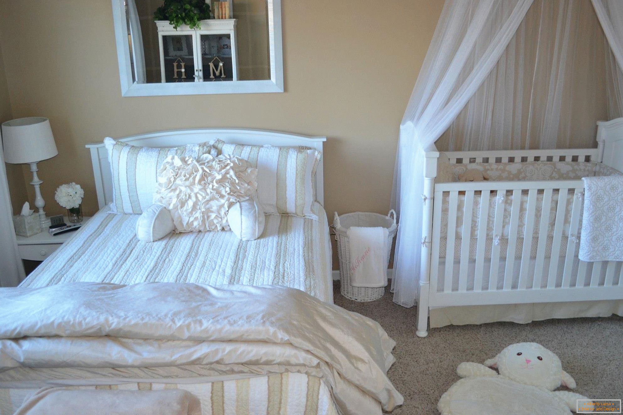 Песочни ѕидови и бел мебел во спалната соба