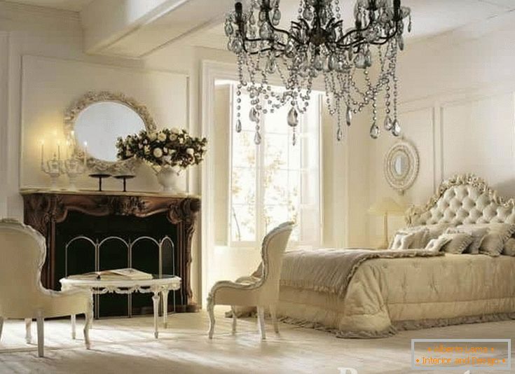 Белата и беж спалната соба во класичен стил со огниште