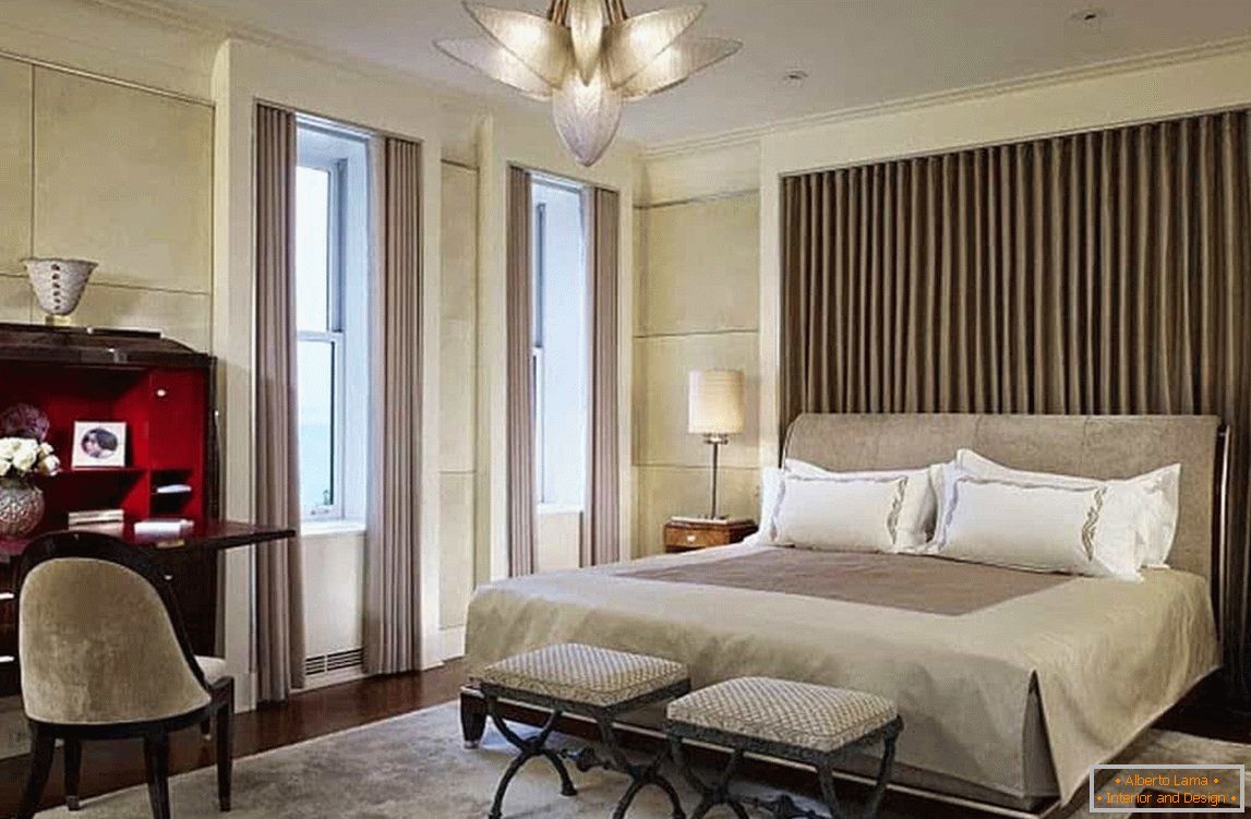 Во дизајнот на спална соба во класичен стил, гроздобер мебел елементи
