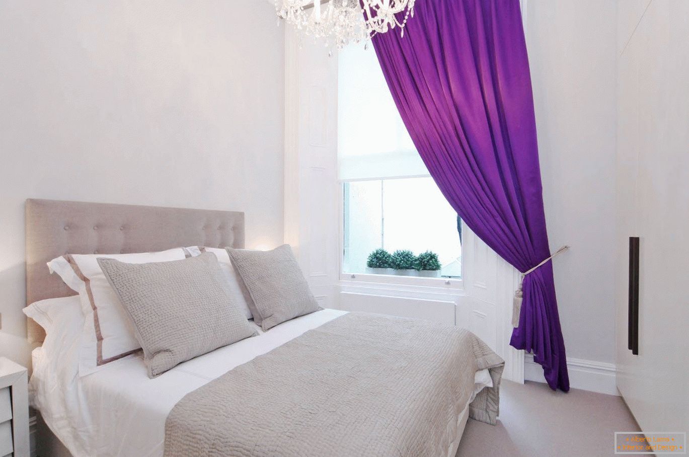 Пурпурни завеси во бело внатрешноста на спалната соба