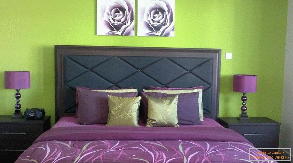 Светло зелени ѕидови и пурпурна текстил во спалната соба