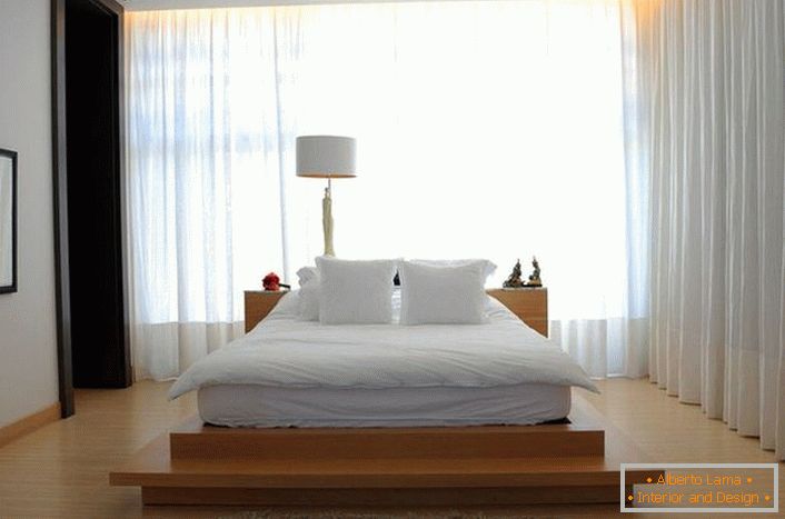 Креветот личи на голем мек пердув кревет, кој се наоѓа на висока модна пила од дрво. Завеси направени од мека, проѕирна, летечка ткаенина ја прават атмосферата во собата романтична и релаксирачка. 