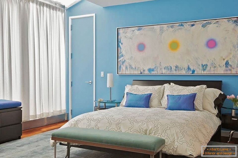 Светло спална соба с голубыми стенами