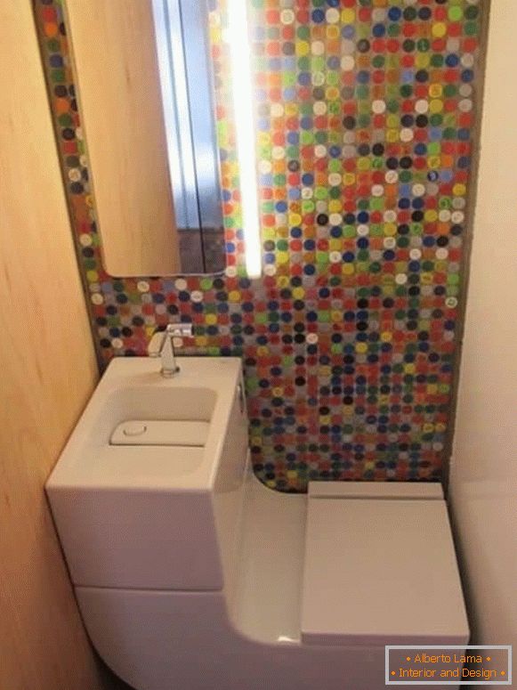 Мал тоалет со модерна комбо тоалет и светла мозаик