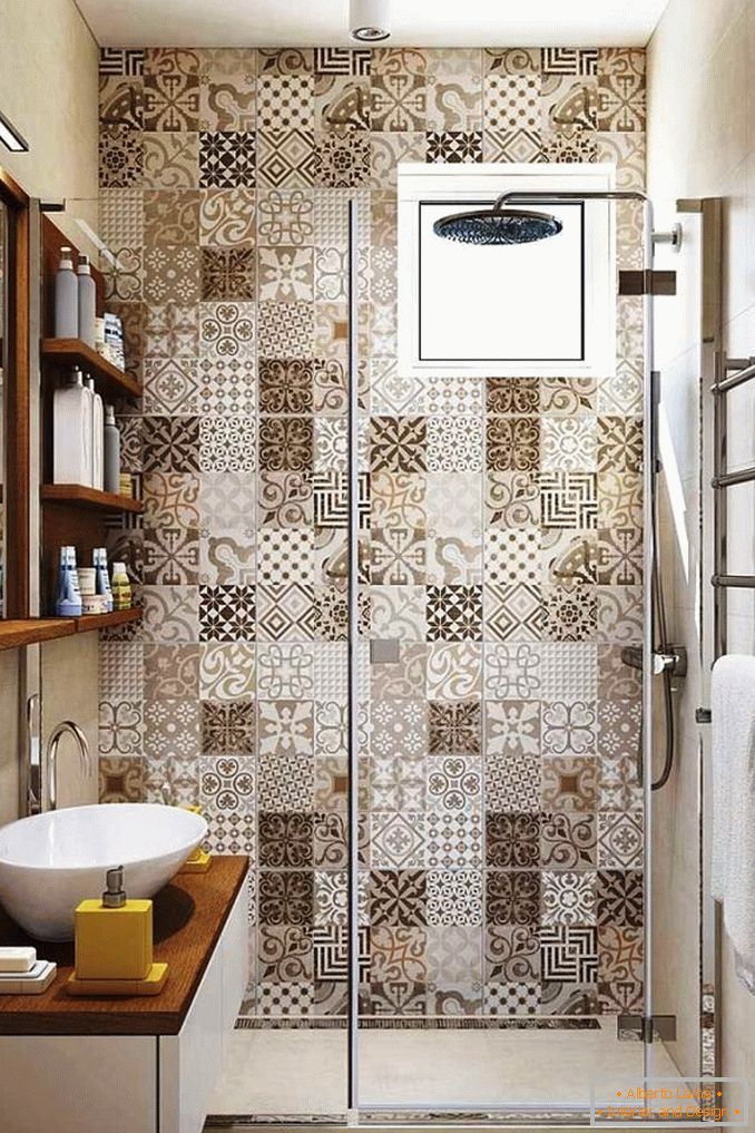 Имитациски мозаик во бањата без тоалет