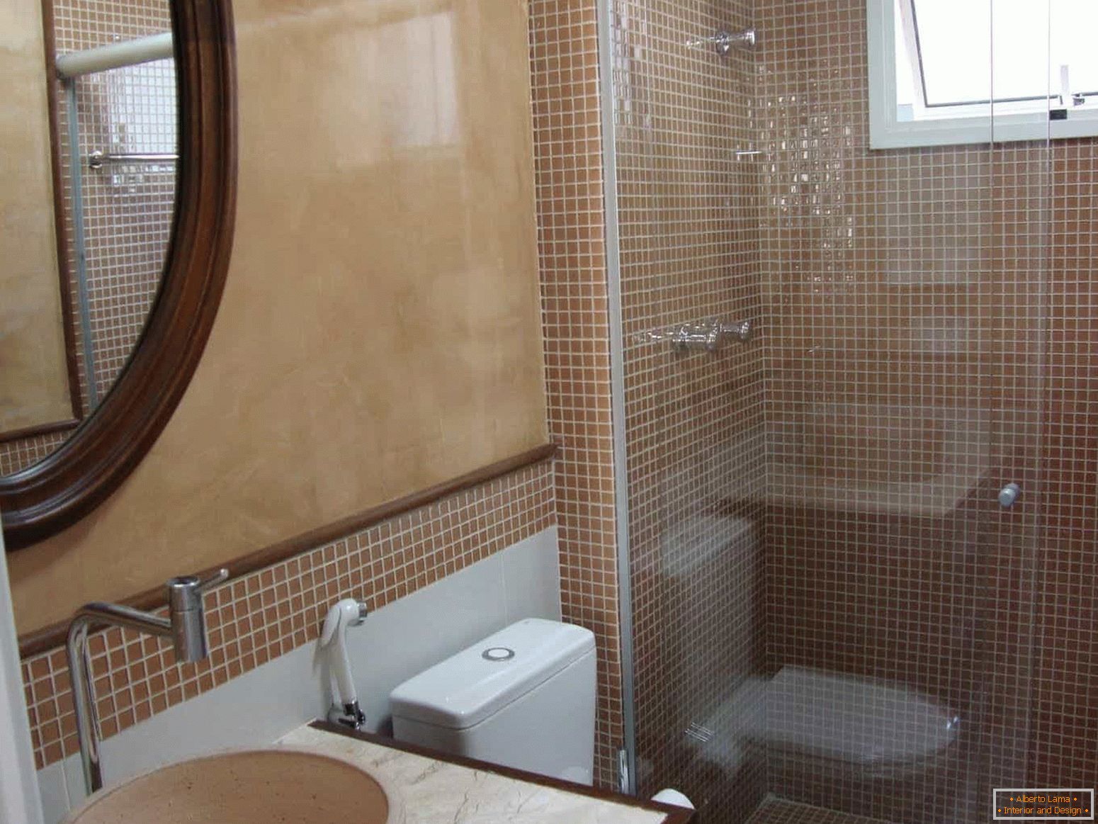 Мозаикот е популарен во завршувањето на бањата во панел куќа