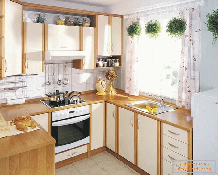 Скромна кујна на 12 квадрати простор за живеење. За да заштедите простор под работната површина, се користи прозорец праг.