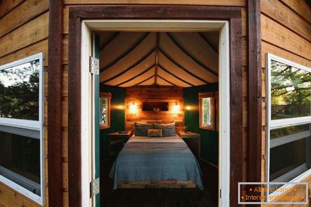 Дрво куќа за одмор од ArtisTree: спальня с отдельным входом