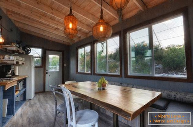 Дрво куќа за одмор од ArtisTree: большие окна на кухне