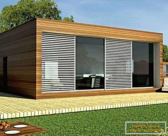 Еднокатна куќа во високотехнолошки стил изработен од ламиниран фурнир