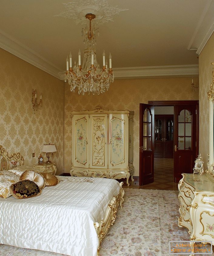 Лустерот за спална соба во барокен стил.