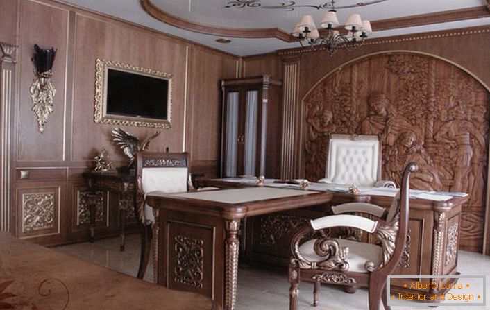 Резниот мебел беше искористен за украсување на канцеларијата во барокен стил.