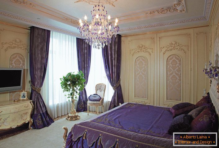 За да дизајнира спална соба во барокен стил, дизајнерот користи темно пурпурни акценти.