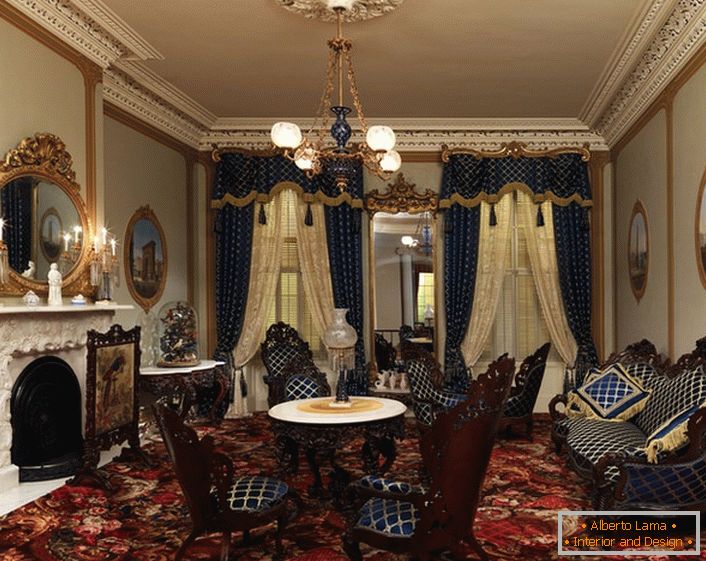 Тапациран мебел и завеси се направени од една ткаенина во темно кафеав кафез. Во најдобрите традиции на барокниот стил, внатрешните елементи се декорирани со златни елементи.