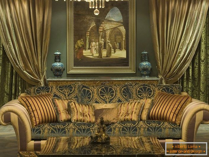 Стилската масивна гарнитура со мека тапацир е украсена со перници од различни големини во согласност со стилот на барокот.