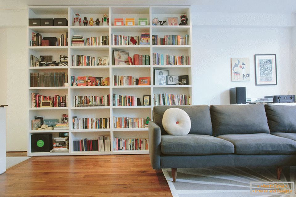 Книшка во дневната соба на стилски дуплекс во Менхетен