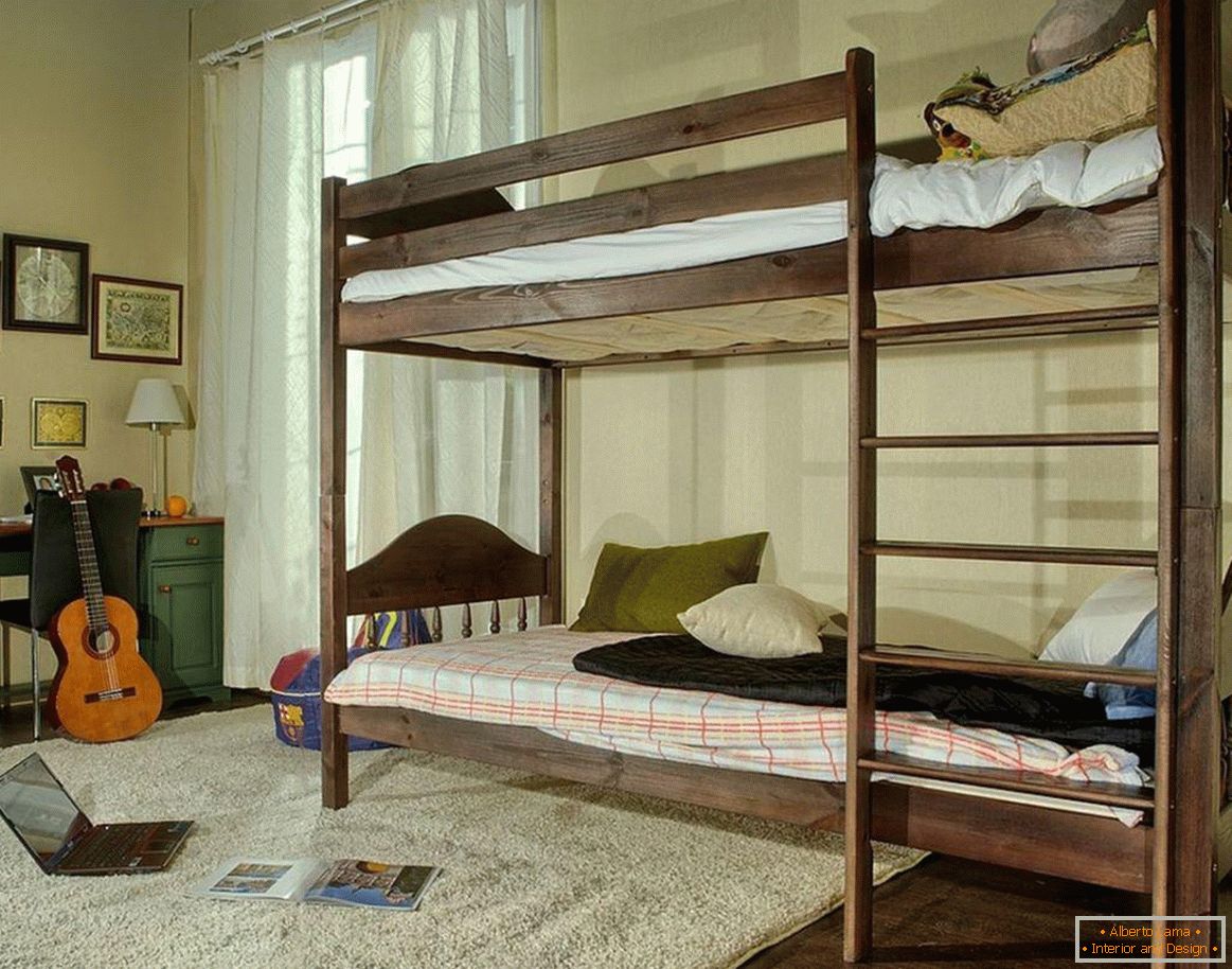 Соба за тинејџер со дрвен легло