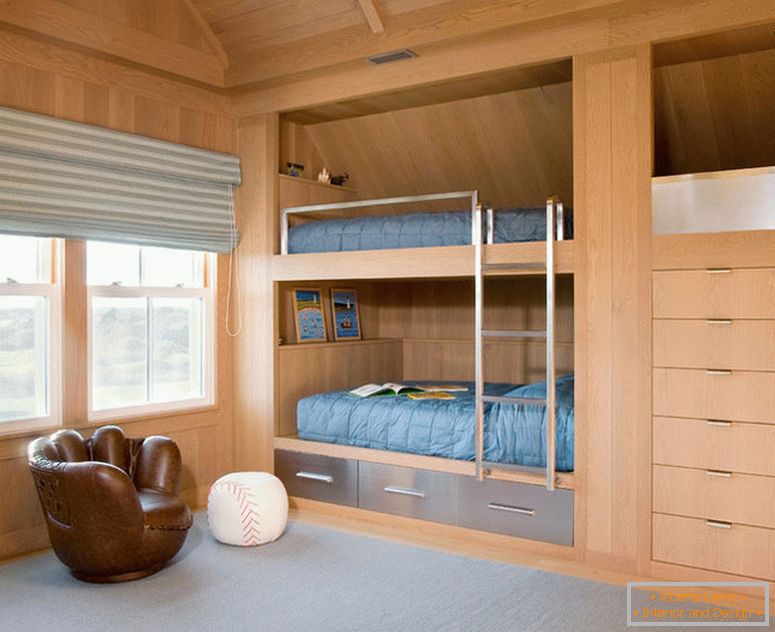 Кревети во спалната соба со дрво трим